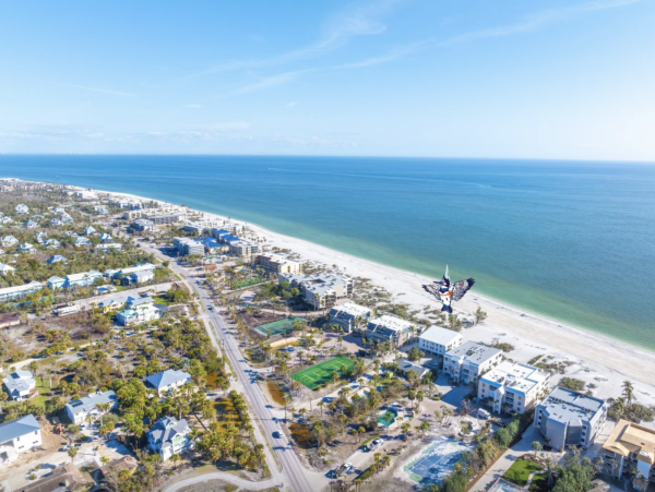 Intimate 4 unit beachfront complex
